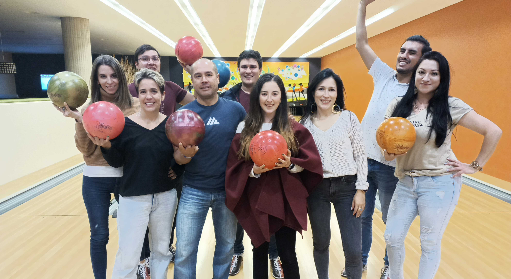 Equipo y Fundadores de Insights jugando bolos